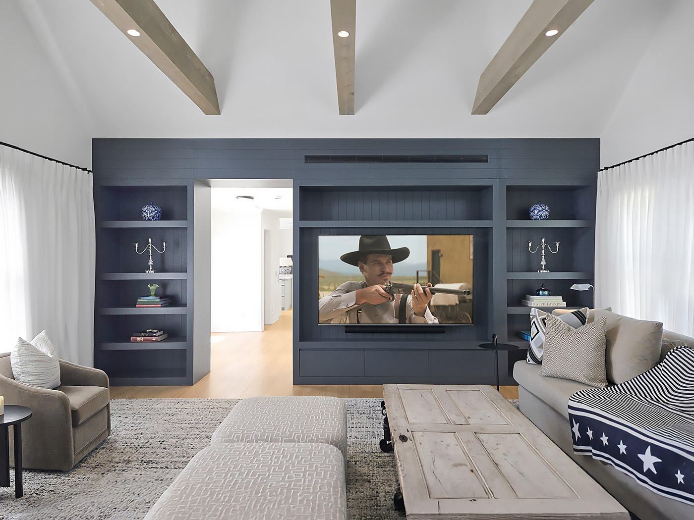 FarmHouseFamilyMediaRoom_01_1400