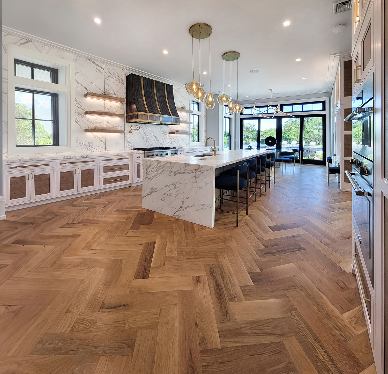 TransitionalTwoToneHamptonKitchen_01_1500sq