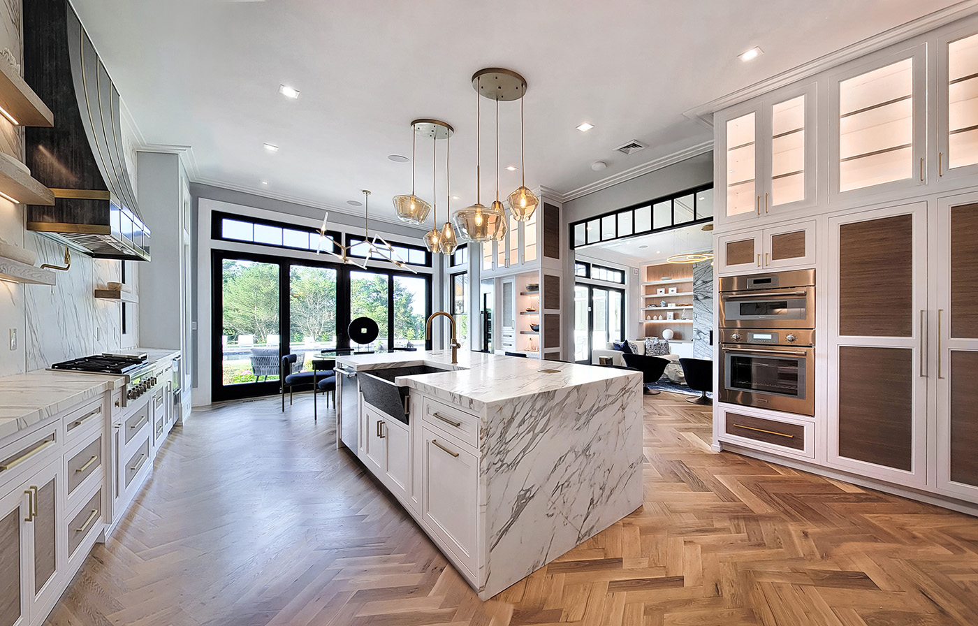 TransitionalTwoToneHamptonKitchen_02_1400