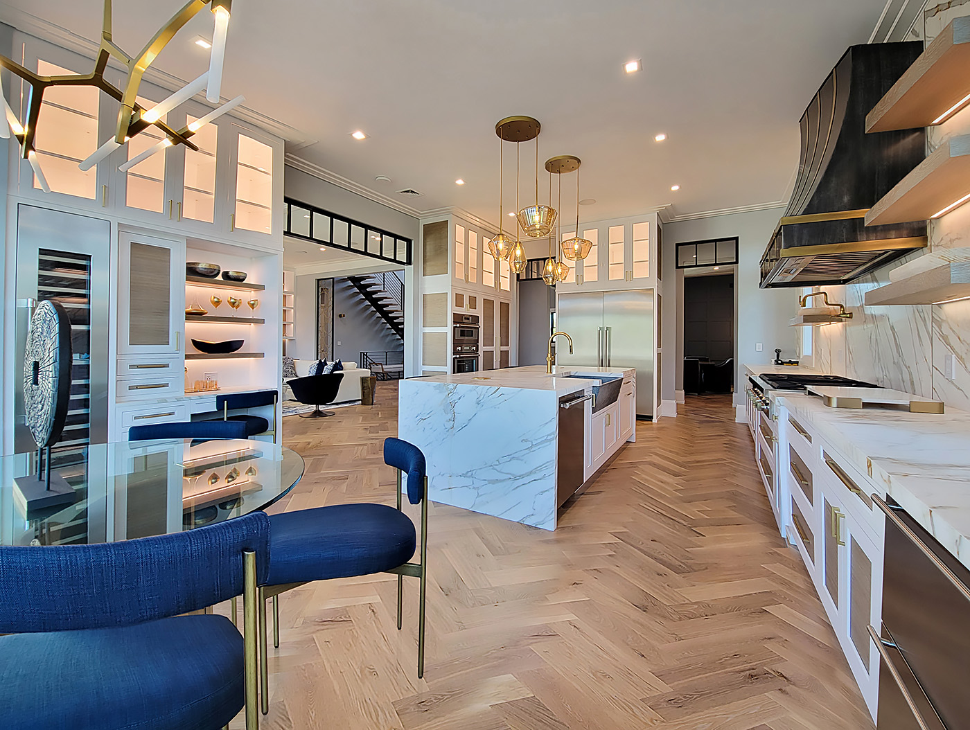 TransitionalTwoToneHamptonKitchen_03_1400