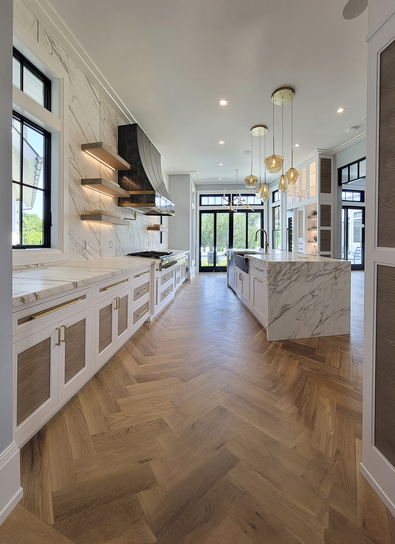 TransitionalTwoToneHamptonKitchen_04_1800v