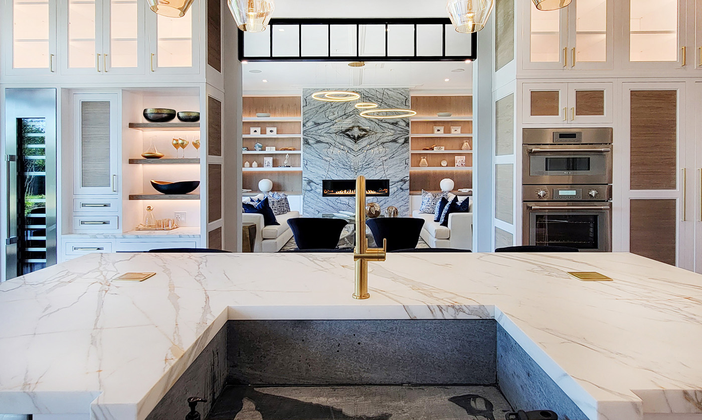 TransitionalTwoToneHamptonKitchen_05_1400