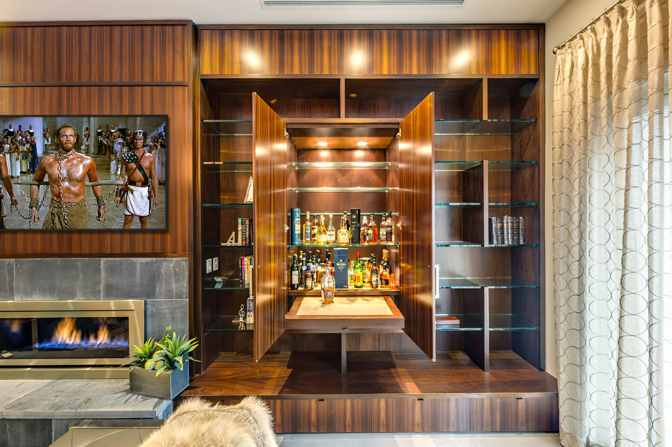 RibbonMahoganyLivingMediaRoom_03b_1400