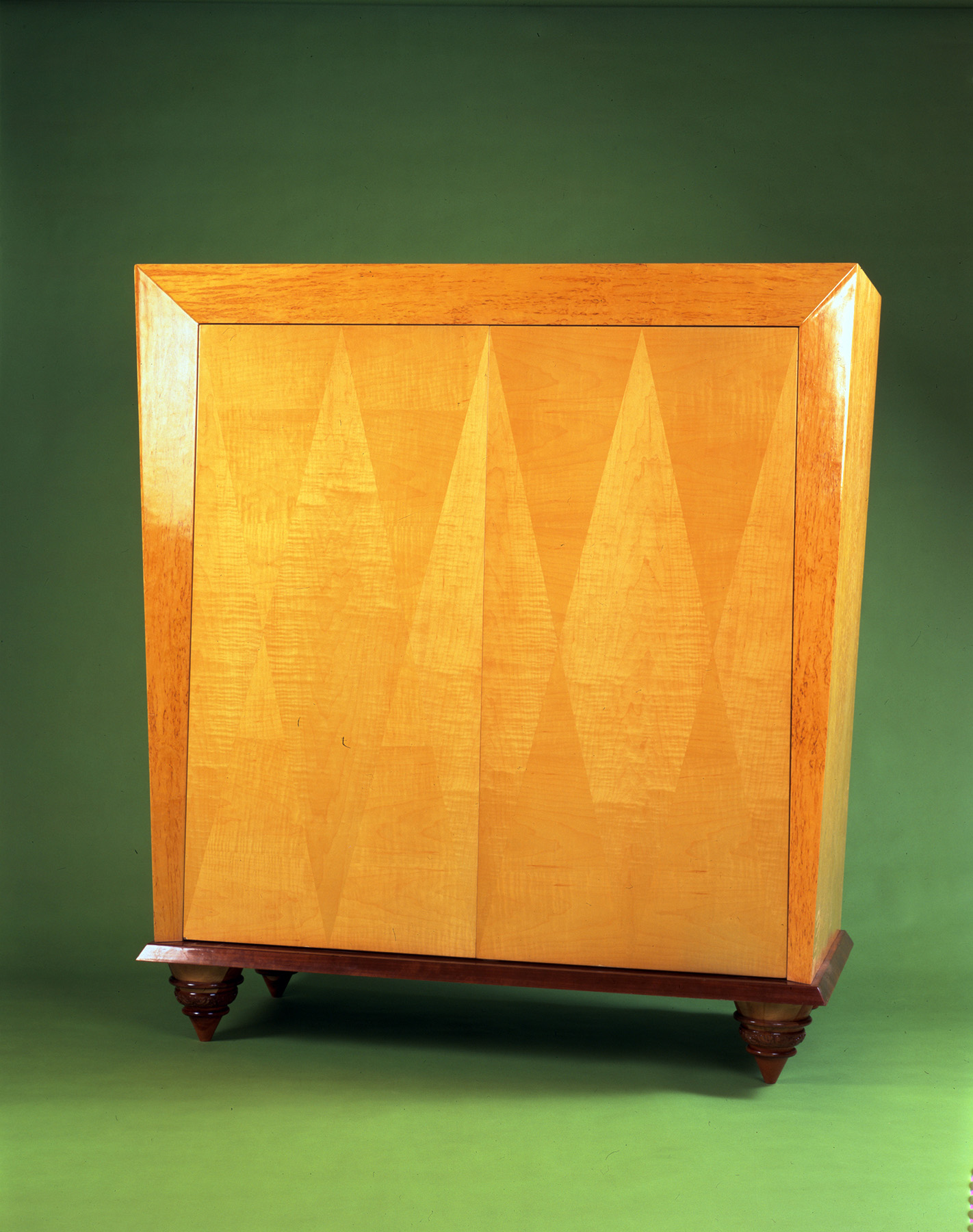 AvantGardeDiamondArmoire_01_1800v